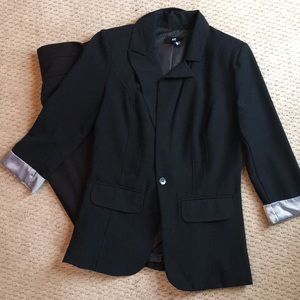 Black womens pant suit. 3/4 length sleeve